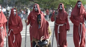 SANTIAGO: Miles se congregan para disfrutar desfile de carnaval