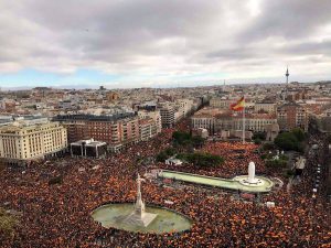 ESPAÑA: Miles de personas piden elecciones, Sánchez critica la crispación