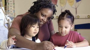 Escuelas NY tendrán programas multilingües desde preescolar