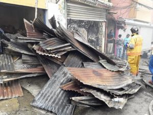 SANTIAGO: Incendio reduce a cenizas empresa y seis viviendas