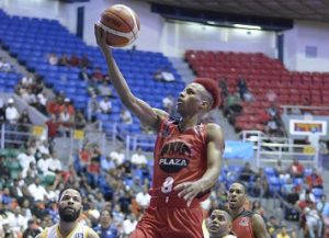 Robert Glenn conduce al Plaza a ganar en basket superior de Santiago