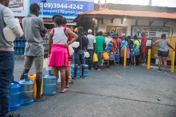 Haitianos salen en busca de comida y agua en medio de la tensión política imagen