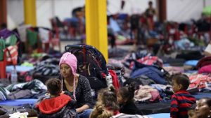 TEXAS: Caravana de migrantes es detenida en vieja fábrica mexicana