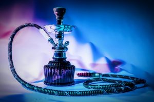 Medina promulga ley que prohíbe el uso de «hookahs» en lugares públicos Medina promulga ley que prohíbe el uso de «hookahs» en lugares públicos