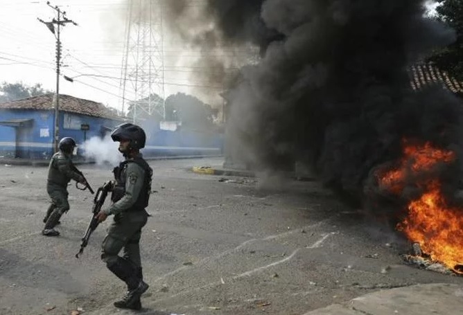 VENEZUELA: Guaidó dice quemar ayuda es un crimen; 23 militares han desertado imagen