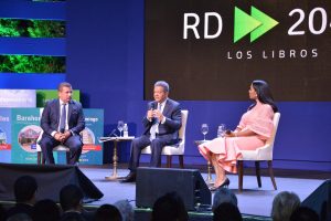 Leonel Fernández presenta 32 libros sobre el proyecto «RD2044»