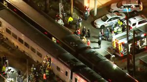 Tres personas mueren en choque entre dos trenes y un vehículo Tres personas mueren en choque entre dos trenes y un vehículo