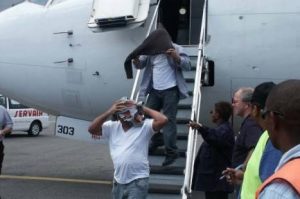 Llegan al AILA 95 ex reos dominicanos deportados desde los Estados Unidos Llegan al AILA 95 ex reos dominicanos deportados desde los Estados Unidos