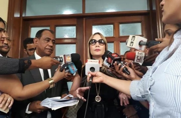 Mujer que dice ser pareja de Vicente Bengoa se querella contra hijos de éste imagen