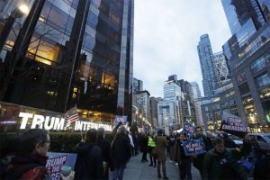 Arrestan a manifestantes frente a hotel de Trump
