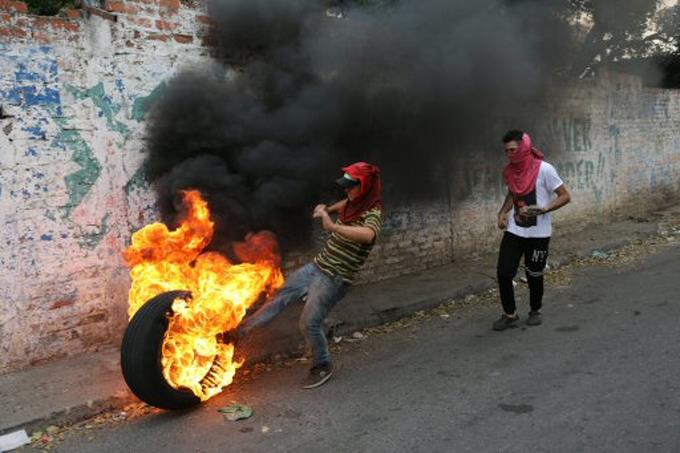 Queman camiones con ayuda a Venezuela en frontera con Colombia imagen