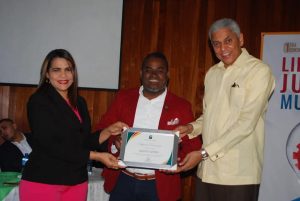 SAN CRISTOBAL: Alcalde Nelson Guillén reconoce jóvenes meritorios