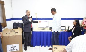 JCE realiza demostración de voto electrónico a partidos del Fopppredom JCE realiza demostración de voto electrónico a partidos del Fopppredom