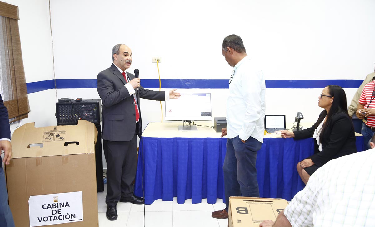 JCE realiza demostración de voto electrónico a partidos del Fopppredom imagen