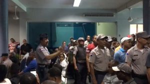 Decenas oficiales de la Policía Nacional protestan porque no fueron ascendidos Decenas oficiales de la Policía Nacional protestan porque no fueron ascendidos