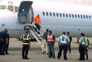 Llegan a la República Dominicana otros 70 deportados desde Estados Unidos Llegan a la República Dominicana otros 70 deportados desde Estados Unidos