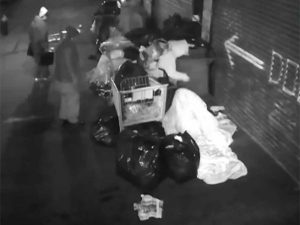 Cinco personas propinan golpiza y roban a indigentes en Nueva York Cinco personas propinan golpiza y roban a indigentes en Nueva York