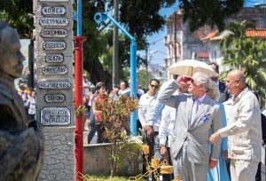 CUBA: Príncipes británicos caminan por las calles de La Habana Vieja