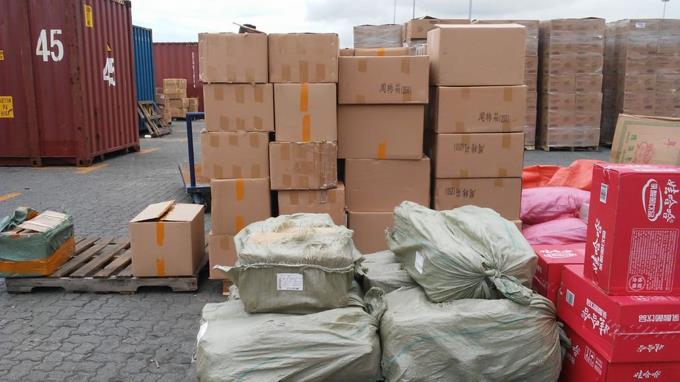 Aduanas decomisa contrabando de medicamentos, cerveza y ron en muelle imagen
