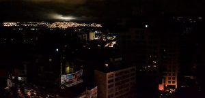Apagón deja Venezuela sin energía; Gobierno denuncia «guerra eléctrica»