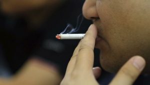 Aprueban ley aumenta a 21 edad para comprar tabaco