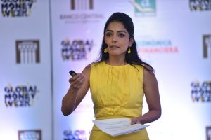 Periodista colombiana dicta conferencia sobre «fake news»