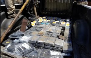 Decomisan 254 paquetes que se supone contienen cocaína, en autovía El Coral