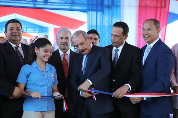 LA VEGA: El presidente Medina entrega dos modernos planteles escolares imagen