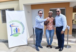 Voluntariado del Banco Central entrega casa a atleta Crismery Santana