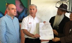 NAGUA: Ministro Obras Públicas entrega donativo a hogar de ancianos