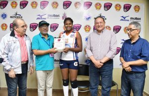 Erasma Moreno recibe premio JMV Liga de Voleibol