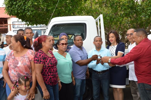 AZUA: El FEDA respalda productores de tabaco de Tábara Arriba imagen