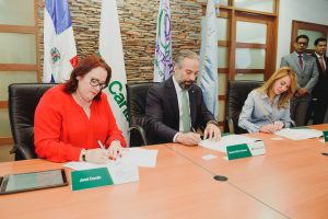 Banco Caribe firma carta compromiso con el Ministerio de la Mujer y PNUD