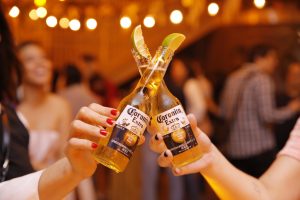 Cerveza Corona promueve oficinas libres de plásticos