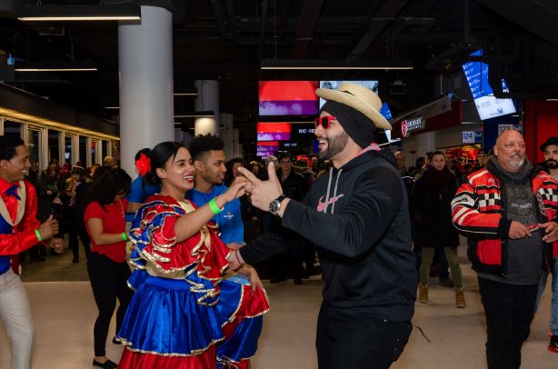 RD hace bailar a ritmo de merengue fans de hockey en Montreal imagen