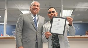Cónsul Carlos Castillo reconoce aportes del bachatero Joe Veras Cónsul Carlos Castillo reconoce aportes del bachatero Joe Veras