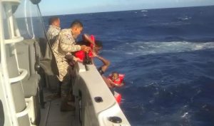 Naufragio en costas dominicanas deja un muerto; 15 más fueron rescatados