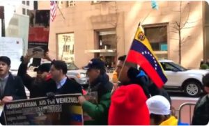 Venezolanos en Nueva York exigen ayuda humanitaria frente a la Torre Trump