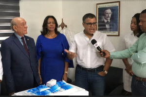 Senador Tommy Galán entrega vacunas a hospitales SC, Azua y Baní