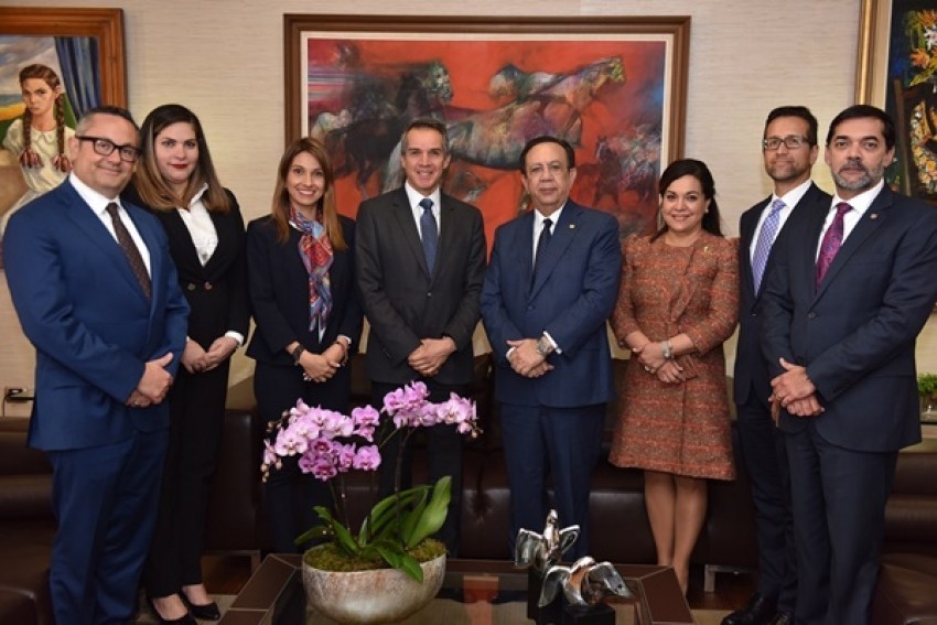 Presidente regional de VISA visita a Gobernador Banco Central de la RD imagen