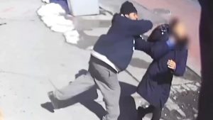 Policía busca hombre golpeó mujer que cruzaba una calle en Nueva York