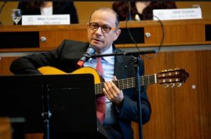 Embajador dominicano ante la Unesco canta a la Mujer