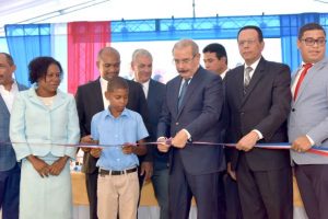 Medina inaugura tres escuelas en comunidades de San Cristóbal