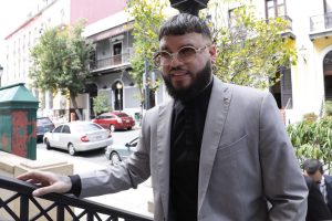 Reguetonero Farruko se declara culpable de tráfico de dólares