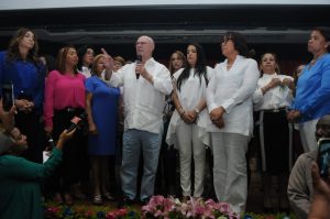 Hipólito Mejía promete 50 por ciento de los cargos públicos a las mujeres Hipólito Mejía promete 50 por ciento de los cargos públicos a las mujeres