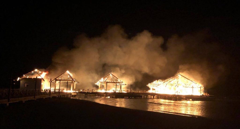 Se incendia restaurante en la marina del club Hemigway, en la playa Juan Dolio imagen