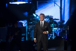 Unas 20 mil personas aplauden concierto del mexicano Luis Miguel