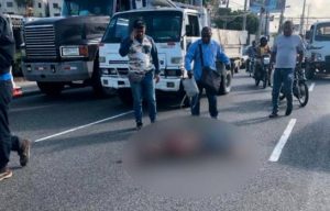 Investigan muerte de mujer que cayó de vehículo en marcha en autopista Duarte