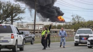 TEXAS: Incendio afecta ocho tanques almacenamiento planta petroquímica