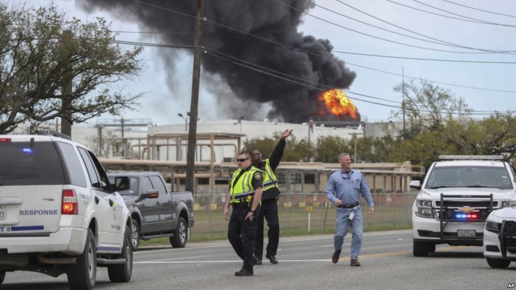 TEXAS: Incendio afecta ocho tanques almacenamiento planta petroquímica imagen